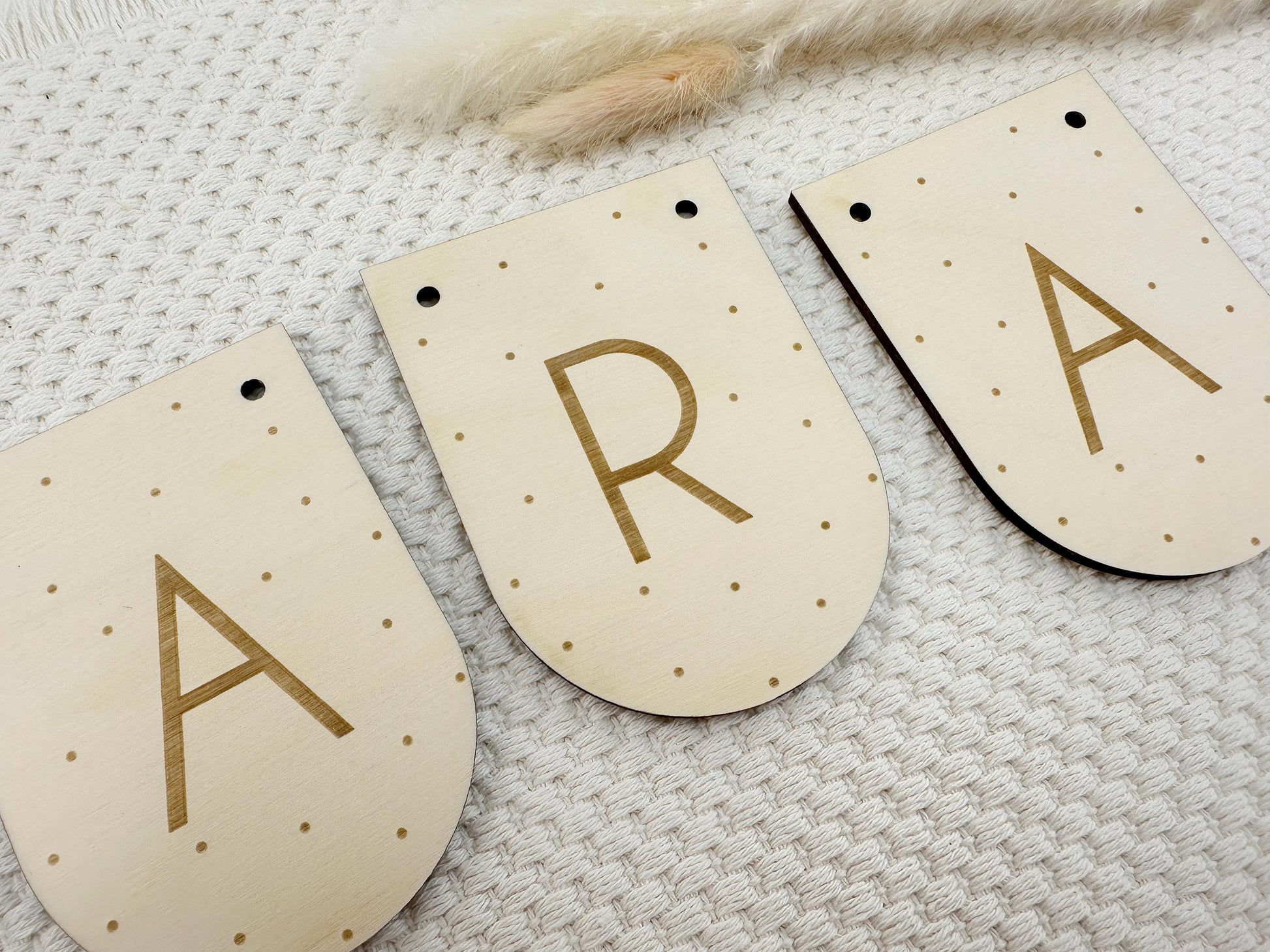 Lasergravur, Buchstaben mit Punkte, Kinder Design, Kindermotiv, Pünktchen. Kreise, Punkt Gravur Laser Lasergravur, Holzwimpel, Wimpelgirlande zum fädeln, Kinderzimmerdeko, Holzdeko, Wanddeko, Wickeltisch, Babybett, Kinderbett