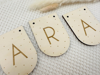 Lasergravur, Buchstaben mit Punkte, Kinder Design, Kindermotiv, Pünktchen. Kreise, Punkt Gravur Laser Lasergravur, Holzwimpel, Wimpelgirlande zum fädeln, Kinderzimmerdeko, Holzdeko, Wanddeko, Wickeltisch, Babybett, Kinderbett
