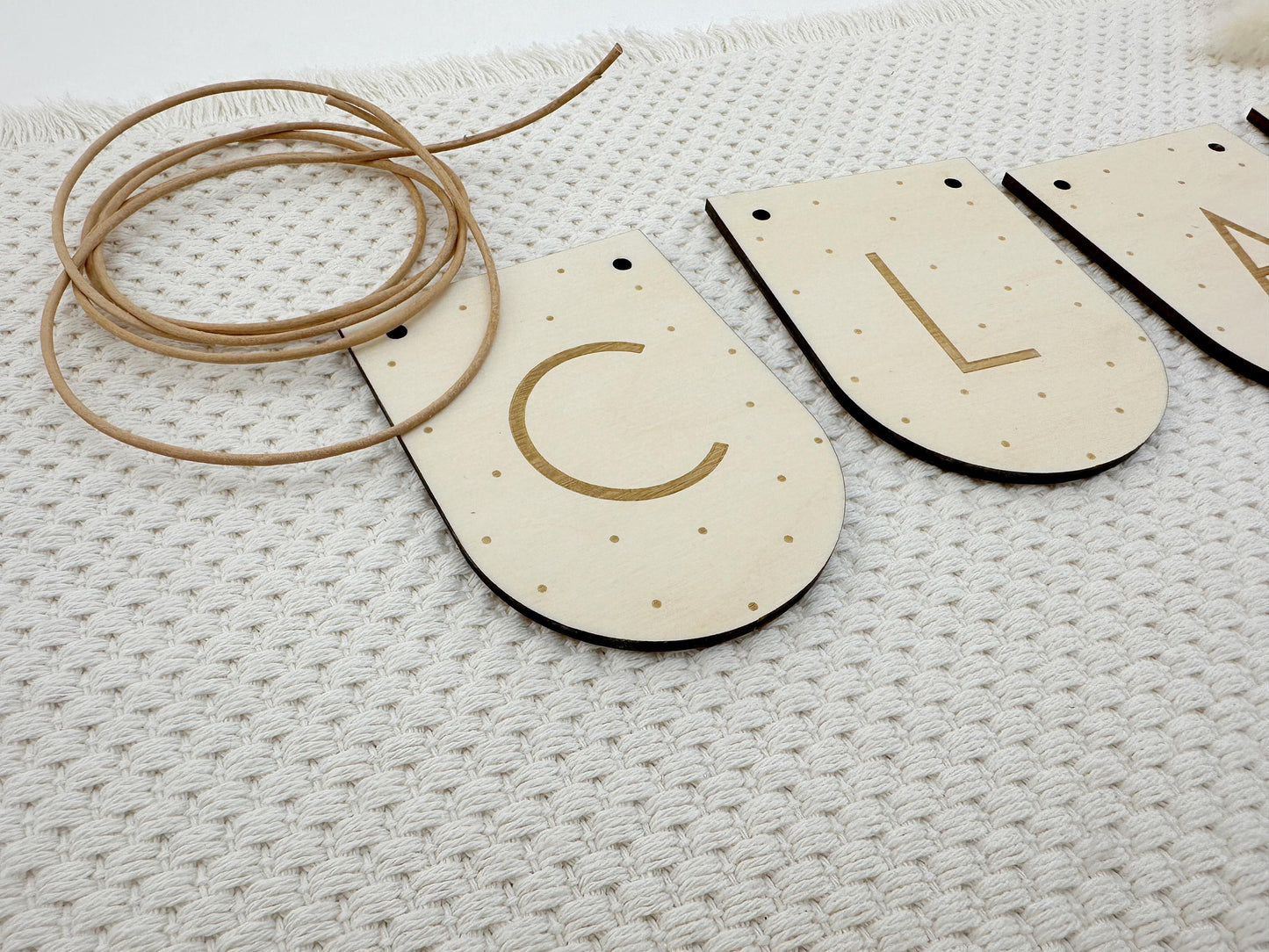Süße Holzwimpel mit Lederband zum Einfädeln, tolle Dekoration fürs Kinderzimmer, personalisierte Geschenkidee zur Geburt oder Taufe, Babyname, Geschenk einzigartig