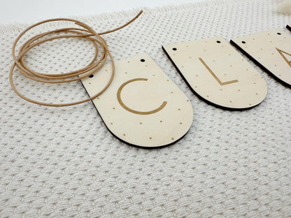 Süße Holzwimpel mit Lederband zum Einfädeln, tolle Dekoration fürs Kinderzimmer, personalisierte Geschenkidee zur Geburt oder Taufe, Babyname, Geschenk einzigartig