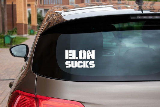 Autoaufkleber &quot;Elon Sucks&quot; als Statement-Aufkleber auf der Heckscheibe eines Autos. Individuell gestaltbarer Schriftzug. Perfekt für politische Statements, Humor oder persönliche Meinungen. Klare Botschaft, ideal für Bundestagswahl 2025 und mehr.