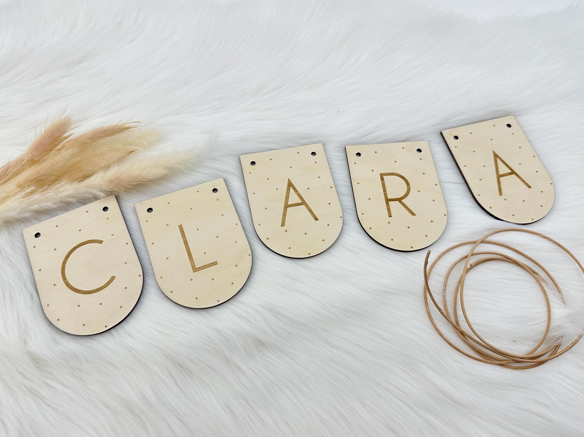Namensgirlande, Namenswimpel, Deko mit Name, personalisierte Geschenke, Individuelle Wanddekoration, 4mm Holz, SelfmadeStudio, graviert, Gravur, Leder Lederschnur, Lederband, einfädeln, aufhängen, dekorieren