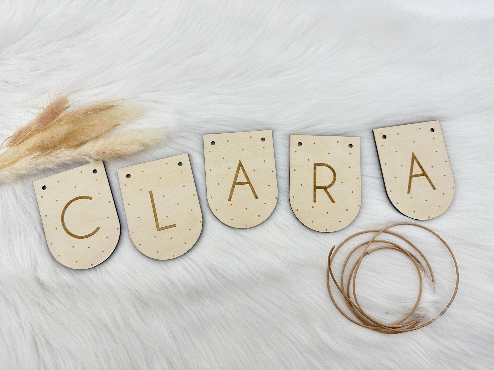 Wimpelgirlande Wimpelkette Holz Babyzimmer Deko Kinderzimmer runde Wimpel aus 4mm Holz, Girlande mit Lederschnur Leder Band Gravur Lasergravur Name personalisiert