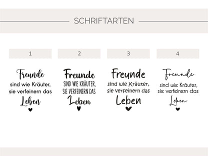 Übersicht aller vier verfügbaren Schriftarten für Gravuren auf Blumentöpfen in Betonoptik, zeigt Beispieltext ‚Freunde sind wie Kräuter, sie verfeinern das Leben ❤️‘ in jeder Schriftart, hilfreich für Personalisierungsauswahl