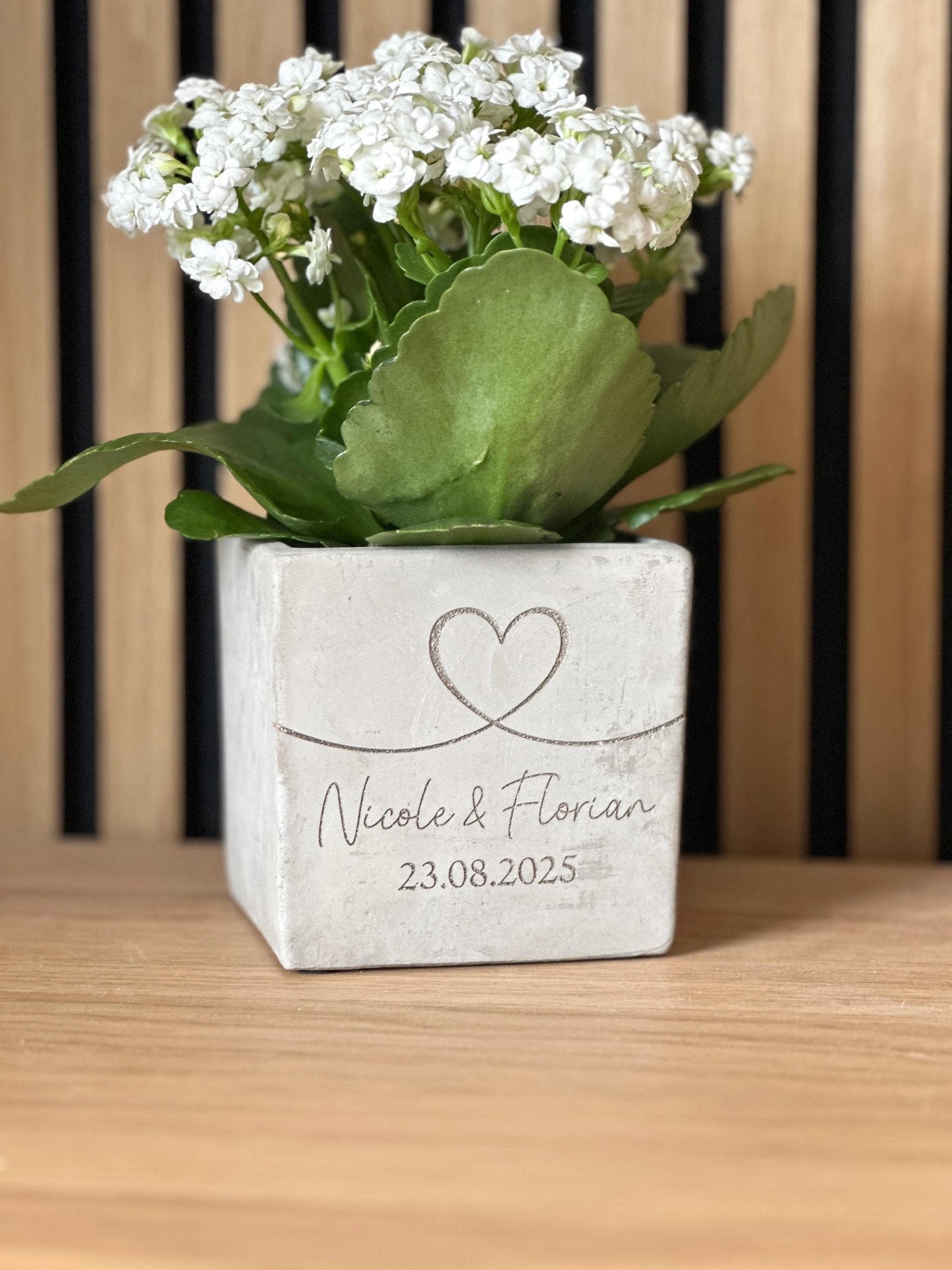 Blumentopf Beton-Optik Hochzeit mit Herz | personalisiertes Hochzeit Geschenk mit Namen & Datum | Beton Topf Gravur Herz Liebe Valentinstag