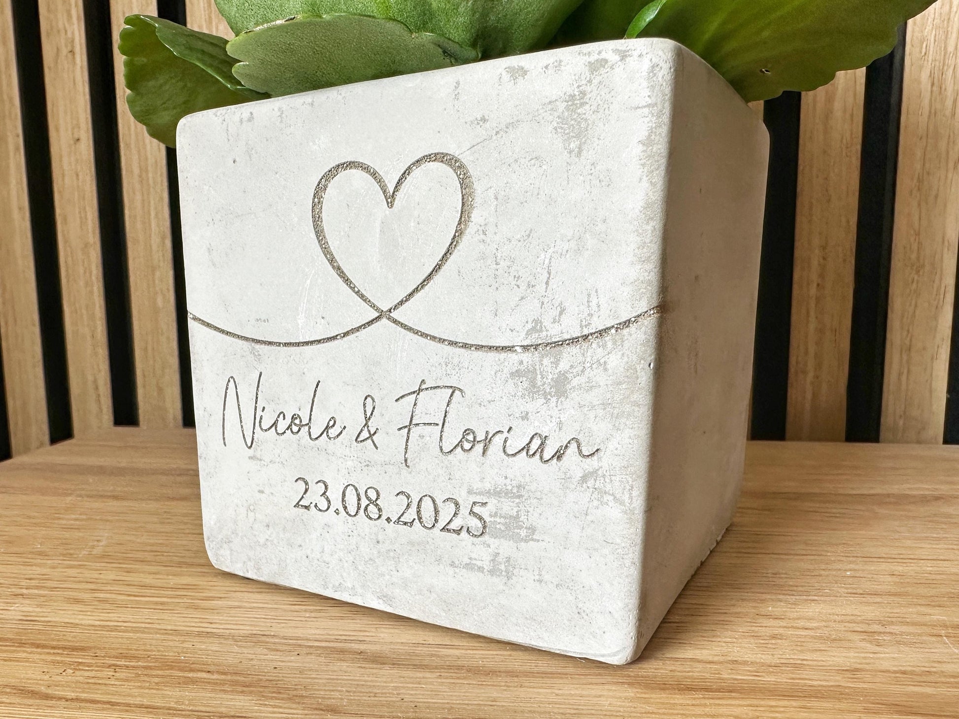 Blumentopf Beton-Optik Hochzeit mit Herz | personalisiertes Hochzeit Geschenk mit Namen & Datum | Beton Topf Gravur Herz Liebe Valentinstag