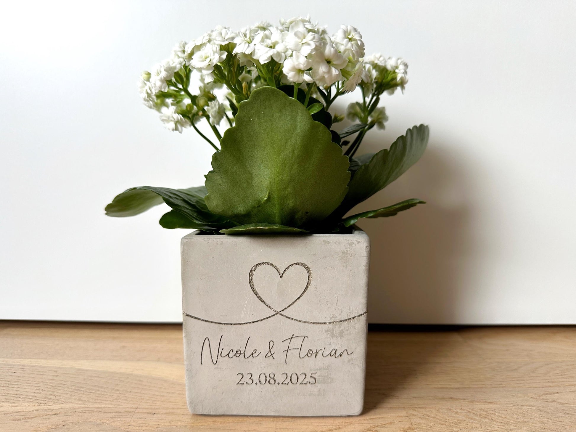 Blumentopf Beton-Optik Hochzeit mit Herz | personalisiertes Hochzeit Geschenk mit Namen & Datum | Beton Topf Gravur Herz Liebe Valentinstag