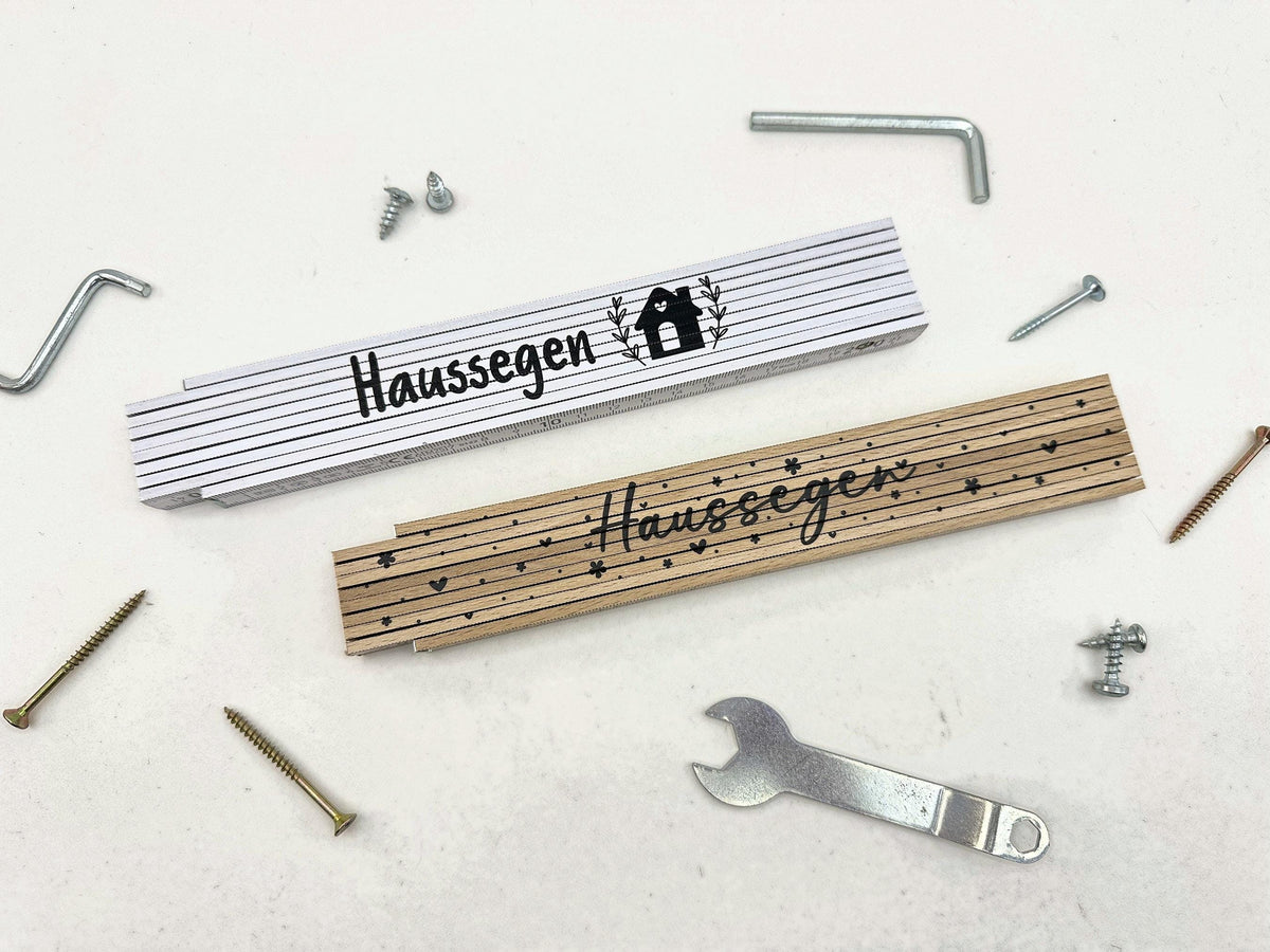 Meterstab Haussegen in Weiß und Natur mit Schrauben, Inbusschlüssel und Werkzeug – Geschenk für Bauherren