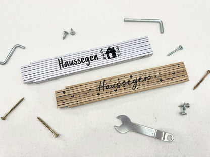 Meterstab Haussegen in Weiß und Natur mit Schrauben, Inbusschlüssel und Werkzeug – Geschenk für Bauherren