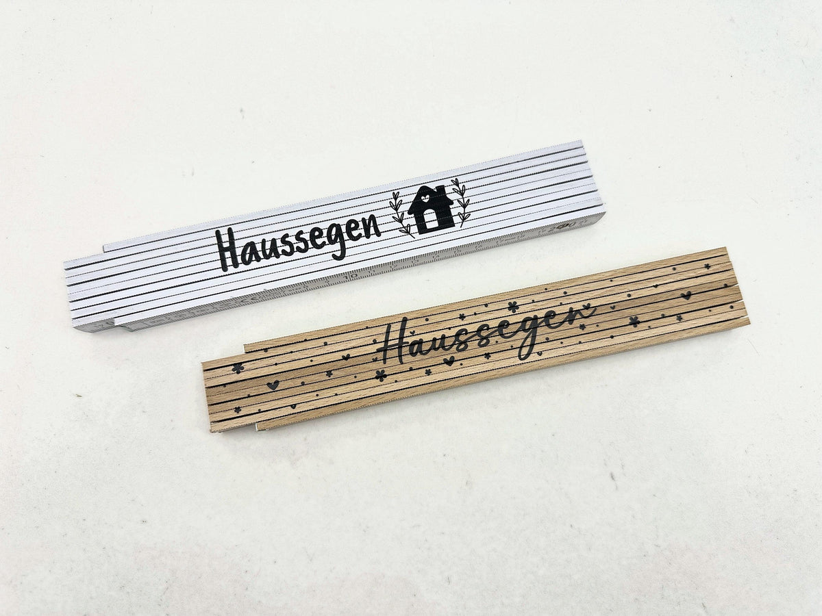Bedruckter Meterstab Haussegen in Weiß mit Motiv 1 und in Natur mit Motiv 4 – Zollstock 2 m als Geschenk zum Einzug
