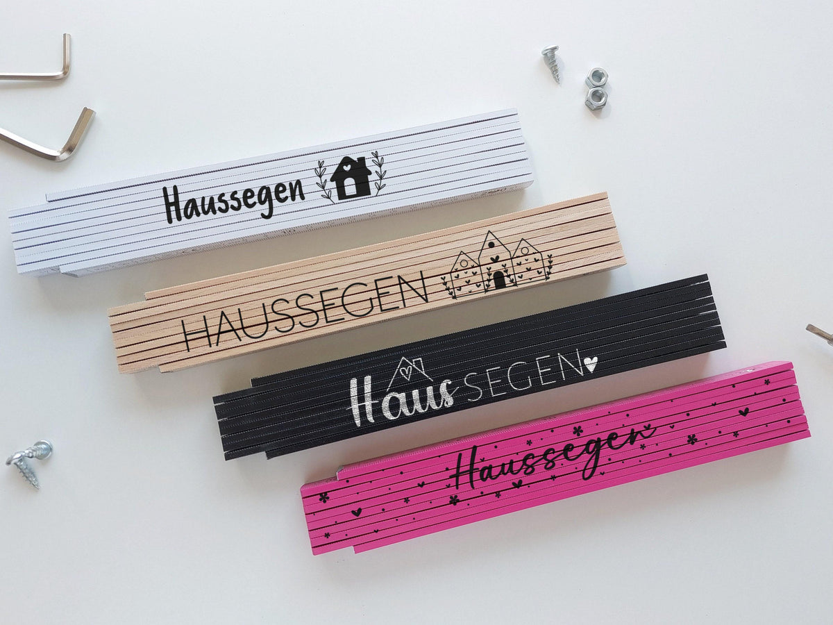 Meterstäbe in 4 Farben Weiß, Natur, Schwarz und Pink mit allen 4 Haussegen-Motiven bedruckt