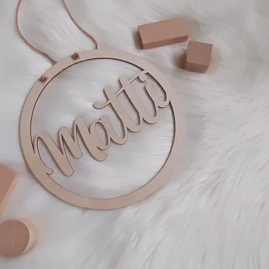 Holzring mit Name und Lederband - 20cm groß personalisiertes Geschenk - Name ausgestanzt - Tür Schild Namensschild Kinderzimmer Babyzimmer