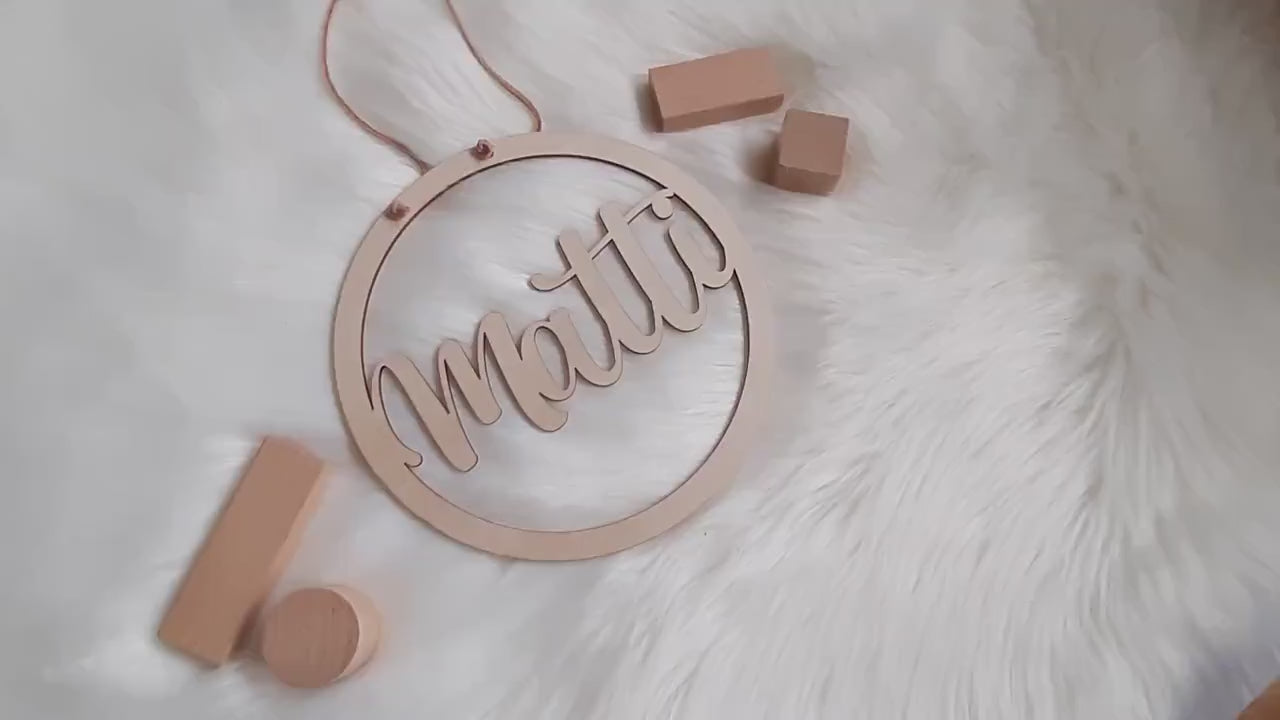 Holzring mit Name und Lederband - 20cm groß personalisiertes Geschenk - Name ausgestanzt - Tür Schild Namensschild Kinderzimmer Babyzimmer