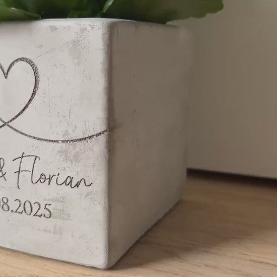 Blumentopf Beton-Optik Hochzeit mit Herz | personalisiertes Hochzeit Geschenk mit Namen & Datum | Beton Topf Gravur Herz Liebe Valentinstag